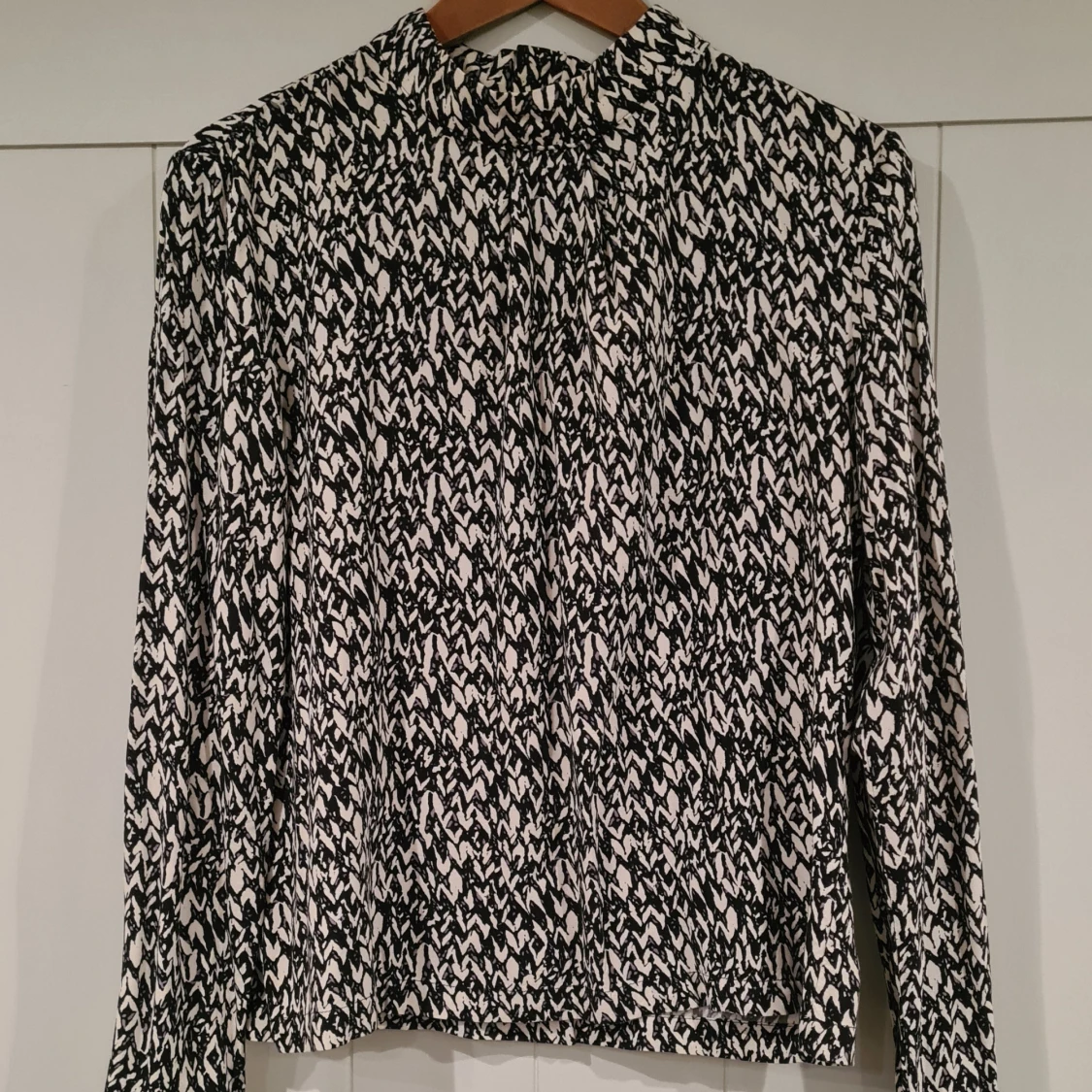 Svartvit mönstrad långärmad blus