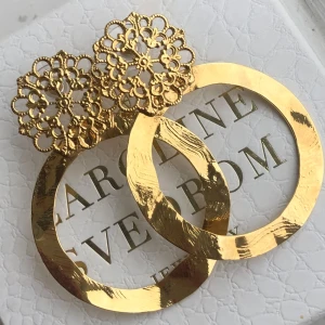 Stora guld örhängen Caroline Svedbom  - Säljer ett par jätte fina STORA örhängen från Caroline Svedbom i mycket fint skick  Pris kan diskuteras vid snabb affär  Skickar snabbt  