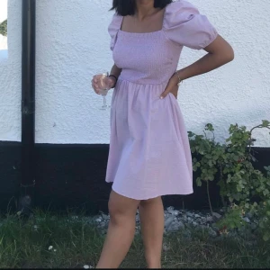 Lila puffklänning - En jättefin lila klänning med puffärmar som endast använts en gång! Säljer pga att den för sällan kommer till användning:/