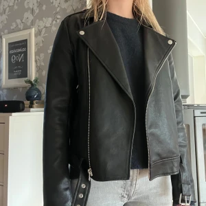 Skinnjacka - Jättefin och bekväm skinnjacka som tyvärr inte kommer till användning, bra skick då den bara är använd fåtal gånger. Storlek 32 men passar mig som vanligtvis har xs/s. Pris går att diskutera💗