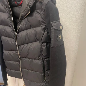 Moncler dam jacka   - Den är som ny använd några gånger säljer för den blev för liten.  Den är i storlek 0 kan passa som xs och S  