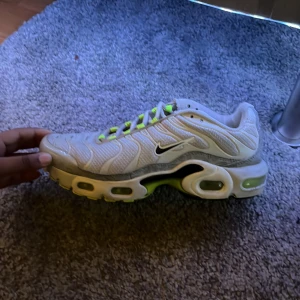 Nike air max platinum grey reflective logo - Bra skick, fina skor som går att styla till de mesta. Ord pri 2100kr