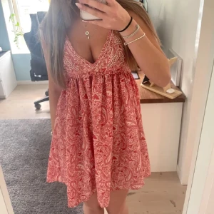 Zara klänning - Säljer denna JÄTTEFINA klänning från zara köpt här på Plick.💕 Säljer pga att den inte passade. Pris kan diskuteras!💞Första bilden är lånad från förra ägaren!!