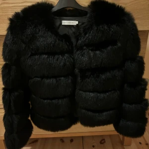 Pälsjacka - oanvänd  - Svart pälsjacka i stolek xs. Jackan har aldrig använts.