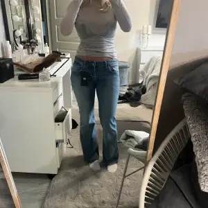 Skit snygga Ltb Flared Jeans i storlek W27 L30. Jag är 157cm och längden är perfekt men tyvärr är dom liiite för stora i midjan. Helt nya med lapparna på 💞