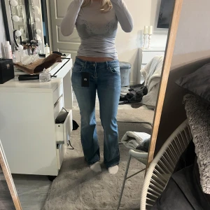Ltb Flared Jeans - Skit snygga Ltb Flared Jeans i storlek W27 L30. Jag är 157cm och längden är perfekt men tyvärr är dom liiite för stora i midjan. Helt nya med lapparna på 💞