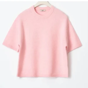 Stickad tshirt  - Bra skick, aldrig använd då det inte är min stil 