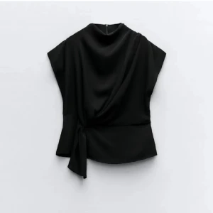 Svart topp  - Hej, säljer denna svarta topp ifrån zara i storlek S! Kontakta mig för fler frågor 🩷 Pris kan diskuteras!!!!