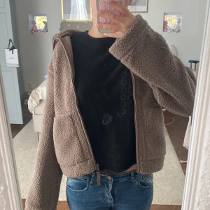 Teddy jacka - Säljer denna slutsålda Teddy jacka i mörkbrun!  Helt ny med lappar på så det finns inga defekter på! Säljer pågrund av att den var för liten för min smak💕