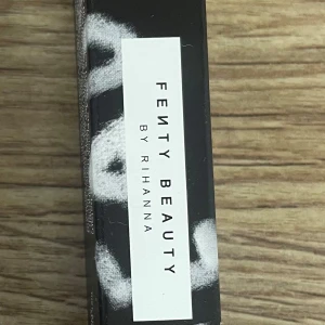 Fenty Beauty Pumpkin Rose Mattemoiselle Plush Matte Lipstick - Läppstift i färgen pumkin rose fullsize  ny oöppnad