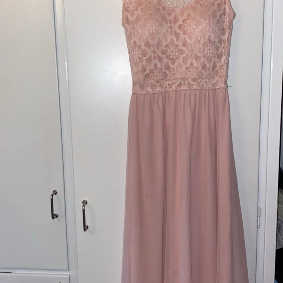 Ljusrosa spetsklänning - 90
