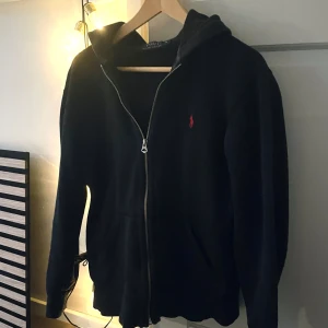 Polo Ralph Lauren Zip Hoodie - Säljer denna tvärfeta Polo Ralph Lauren Zip hoodien då jag har vuxit ur den. Tröjan är i mycket fint skick och nypris ligger på ca 1800kr!