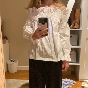 Offshoulder blus  - Den är i helt nyskick och har ingen tecken på användning 
