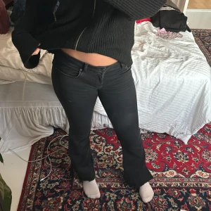 Only low waist Tall - Skit snygga jätte lowaist svarta jeans som ja tyvärr klippte för kort för mig själv och därför itne längre används knappt använda sen ja köpte dem! L36 innan ja klippte tror nu 34-32 i längd.