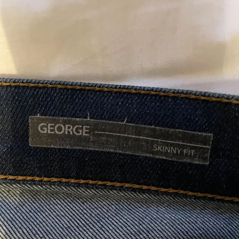 Tja, säljer nu dessa riktigt feta jeans. Märket är Dondup och modellen är George. Pris kan diskuteras i DM. Jeans & Byxor.