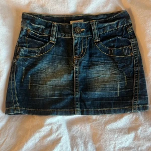 Jeanskjol ONLY - Jätte fin jeanskjol med låg midja från Only💞 Midjemått rakt över:38cm Längd på kjolen:34 cm  Köp via plick