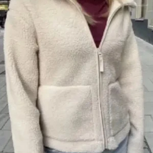 Jacka i pile hm - Jättetrendig och fin jacka från hm💗💗 Har haft den länge men är fortfarande i hyfsat bra skick❣️