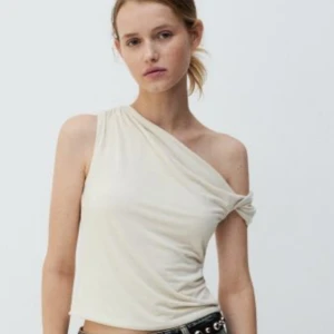 Beige topp från hm - Jättefin beige topp från H&M med vridning. bra skick använder ej så ofta men den är verkligen fin! 