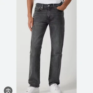 Levis 501 jeans grå svart - Säljer dessa helt oanvända Levis 501 jeans i mörkgrå/svart färg.  Köpte fel storlek och har långt till butiken jag köpte i så säljer nu billigt  Nypris 1200kr Storlek 30/34 Passar ca 182-189cm lång +-