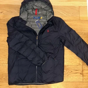 Ralph lauren jacka ( helt ny ) - Helt ny Ralph lauren jacka med tags. Storlek M. Jackan är i polyester och är vattentät och den går att packa ihop till en liten påse. Nypris 4100kr vårt pris 1699kr. Snabb affär bättre pris. Om du har några funderingar är det bara att fråga på! ⭐️   