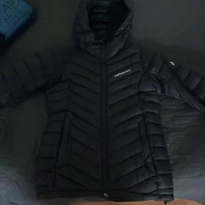 Peak Performance jacka för tjejer - Säljer min syrras Peak Performance jacka. Det är strl XS. Köpt för ett år sedan. Hon använder den inte eftersom den är för liten. Pris kan diskuteras och är öppen för byten!