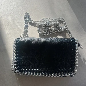 Tiamo väska - Hej, säljer nu min lilla tiamo väska för 150kr som är i fint skick. Den är lite rostig på en sida men det märks inte via användning🤗 tveka inte om du har en fråga💕