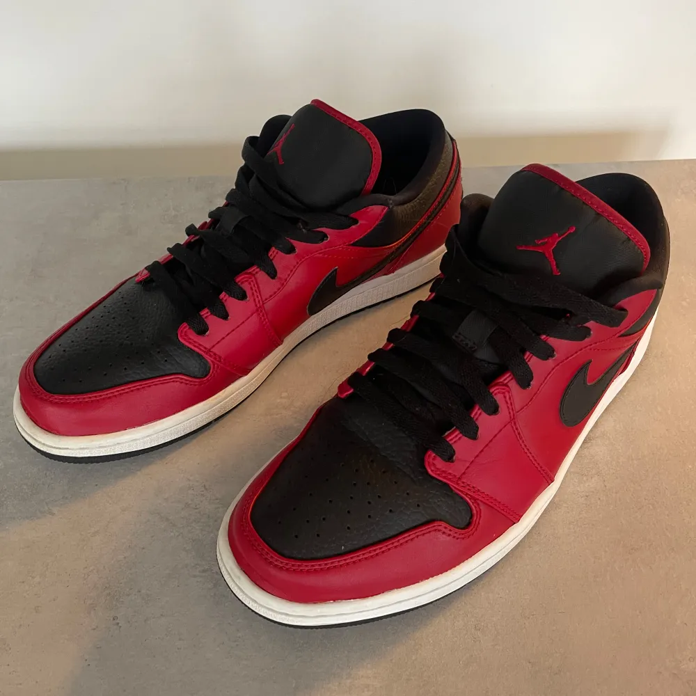 Air Jordan 1 low ”gym red”. Sparsamt använda i bra skick.. Skor.