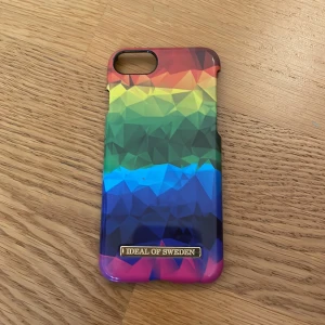 iDEAL OF SWEDEN mobilskal  - iDEAL OF SWEDEN mobilskal regnbågigt 🌈