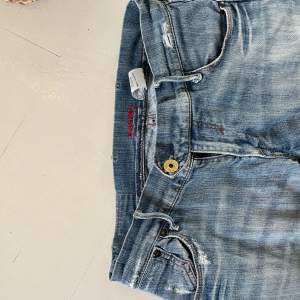 Supersnygga utsvängda Levis jeans! Midja: 40cm, Innerbenslängd: 77 cm