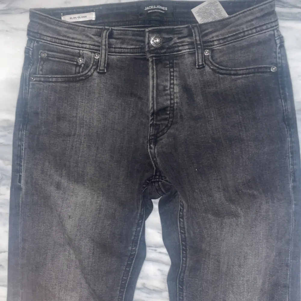 Säljer mina skit feta Jack & Jones jeans som är i storlek 27W 30L, Jeansen är köpta för 699 säljer för 449, jeansen är helt nyskick och skit snygga!! HÖR AV ER VID FRÅGOR OCH BUD. Jeans & Byxor.