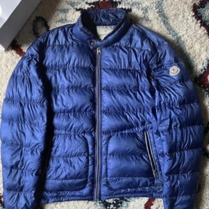 Moncler jacka  - Snygg moncler höst jacka  Ny skick 