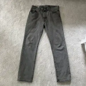 Säljer dessa helt sprillans nya och populära levis 501 jeans i en väldigt snygg och trendig grå färg. Nypris 1300kr. Storlek W30/L32