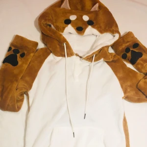 Shiba inu hoodie🐕🐾 - Använd typ tre gånger🐾 Trasig vid kragen när jag fick den, men med några stygn går det att fixa enkelt🧸  Storlek: s  