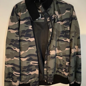 Höst/vår jacka - Nästan helt ny köpte den för 1 månad sen