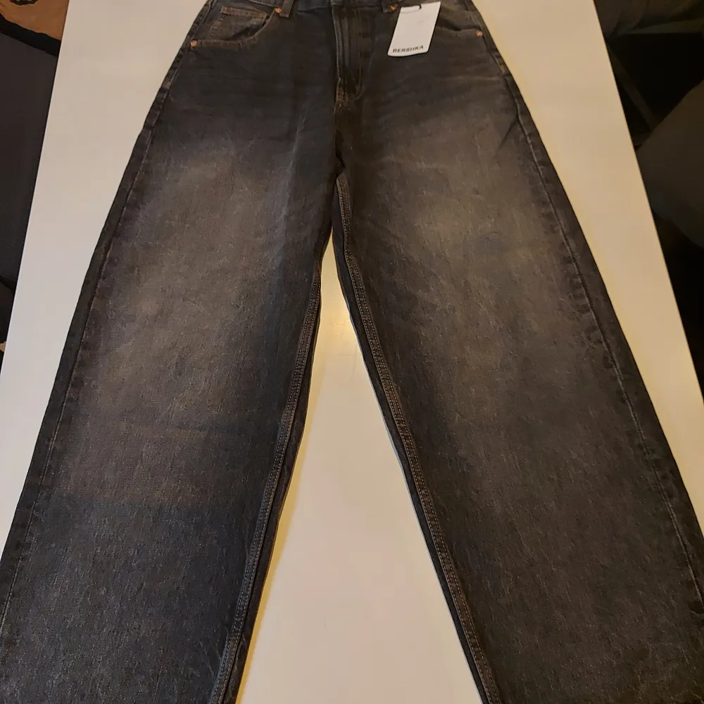 Hej! Säljer mina bershka jeans som jag aldrig använt då dom är lite för baggy för min stil. Är i storlek 36. Pris kan diskuteras vid snabb affär. . Jeans & Byxor.