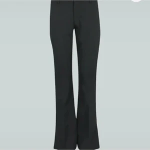 Lågmidjade kostymbyxor  - Säljer dessa populära kostymbyxor från bik bok. Jag är 175 och de är bra i längd på mig. Där gylfen ska vara fast syd har den lossnat men går enkelt att sy fast eller med säkerhetsnålar.