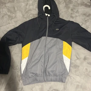 lacoste regn jacka - storlek M nytt skick
