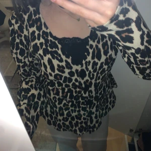 Leopardmönstrad tröja - Säljer en supercool leopardmönstrad tröja med långa ärmar. Perfekt för att liva upp garderoben! Tröjan har en normal passform och är gjord i ett mjukt material som känns skönt mot huden. Passar perfekt till både vardag och fest. 🐆✨
