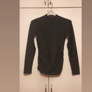 Glittrig topp - Aldrig använd!  Prislapp sitter kvar.