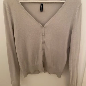 Kofta - Så fin kofta från HM i så fin färg!💞priset går att diskutera!! Står ingen storlek men passar mig som brukar ha S💞