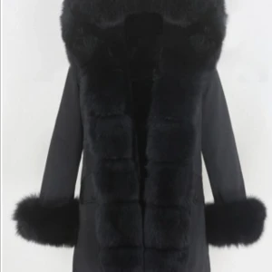 Fatima parka - Säljer min varma parka i äkta rävpäls då jag inte använder den längre. Den är i storlek L men passar även M då den är liten i passformen. Alla delar i jackan är avtagbara vilket gör att den passar perfekt för hösten och vinter. Jackan är ganska varm