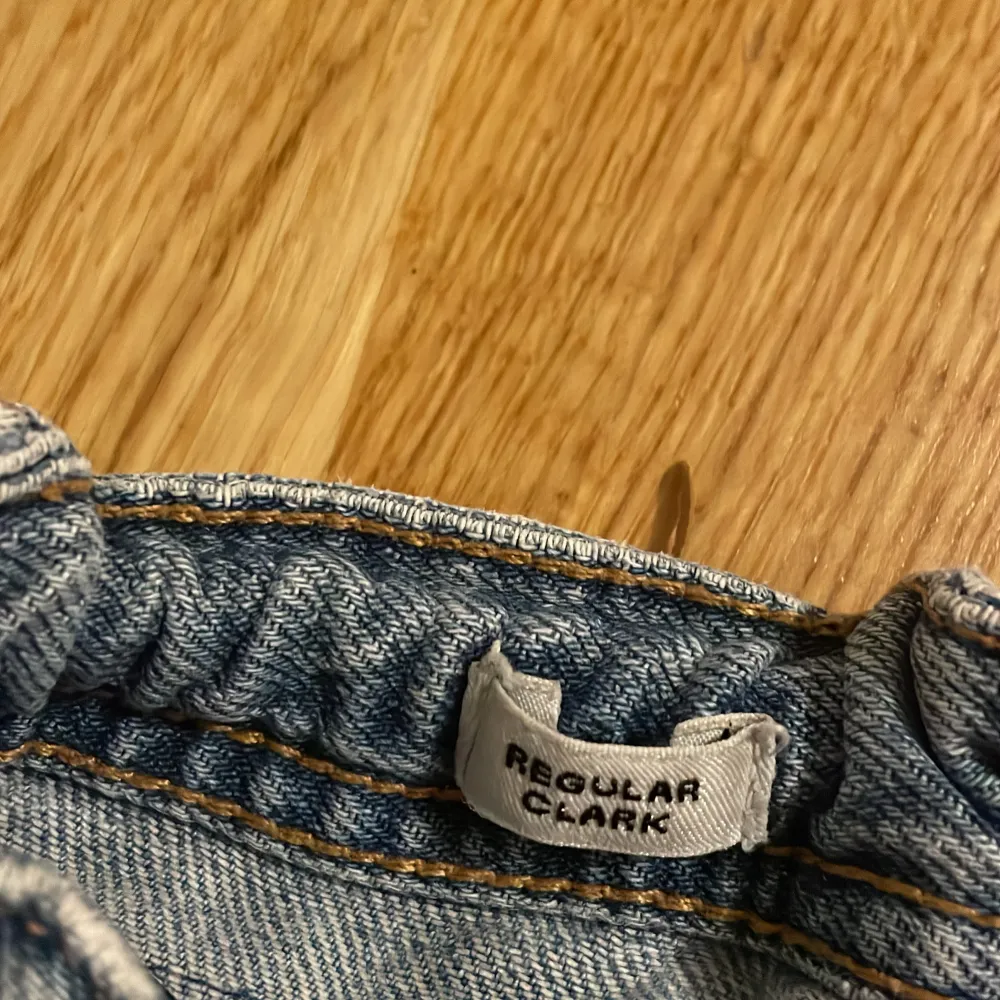 Storleken är 164/14y. Den är väl använd och har defekter på hälarna och på lappen där bak, där av priset.. Jeans & Byxor.