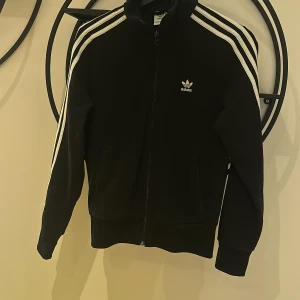 Adidaskofta - Svart Adidaskofta, storlek S.