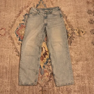 Loose fit jeans från hm  - Ett par hm jeans i storlek 170. Nästan aldrig använda.