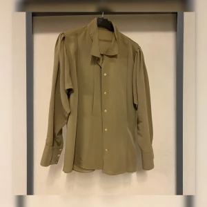 Vintage overdel - Vintage skjorta i tidlös färg