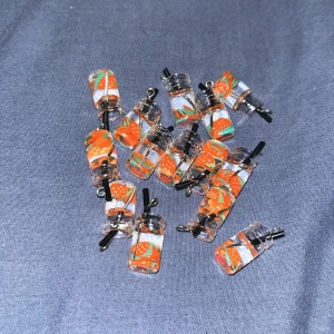 Jordgubbs drinkar (berlocker) - Säljer dessa unika och färgglada berlocker i form av små flaskor med jordgubbar. Perfekta för att ge en rolig och fruktig touch till ditt halsband, örhängen eller armband. Passar perfekt för sommarens alla äventyr! 🍓✨