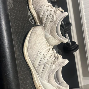 Adidas ultraboost - Adidas ultraboost. Skorna är smutsiga men annars i fint skick. 