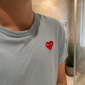 Cdg t-shirt  - Säljer min Cdg t-shirt pga att den är för liten, passformen är S-M i min mening. Bra skick trots använd!