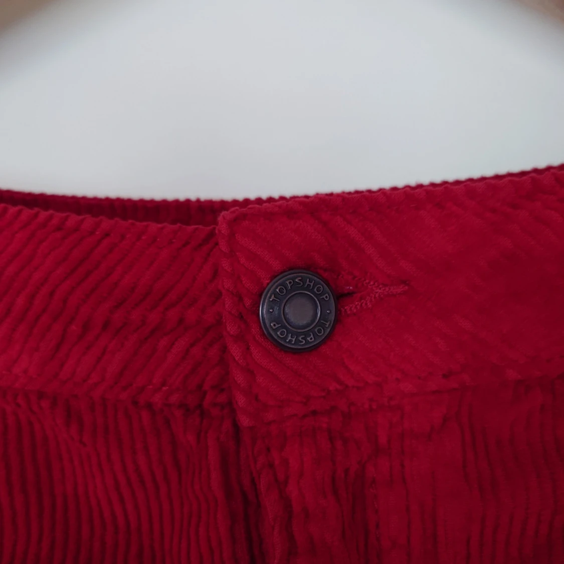 Vinröd minikjol i manchester  - 90