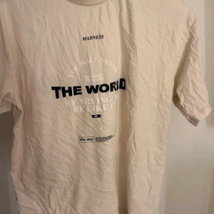 T-shirt - Oversized t-shirt från madlady i strl S